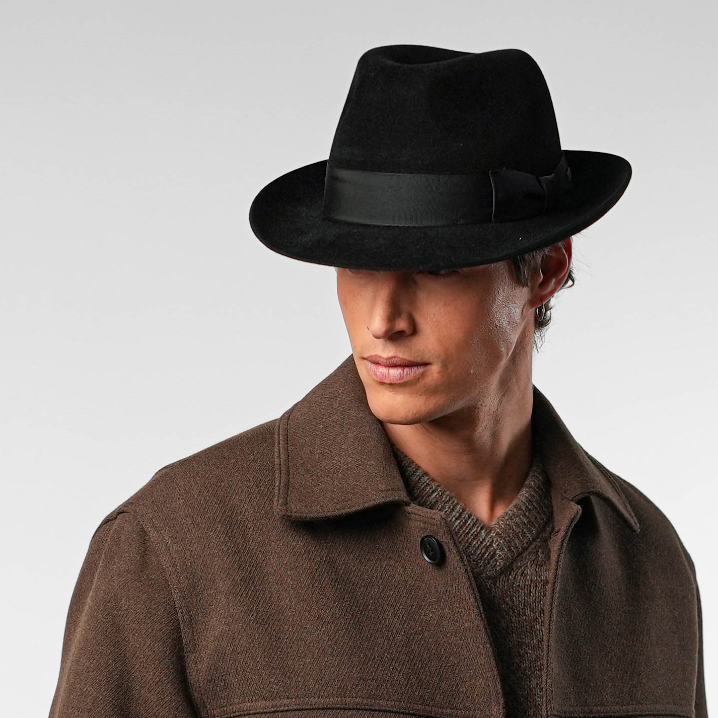 Fedora hoed schuin naar voren